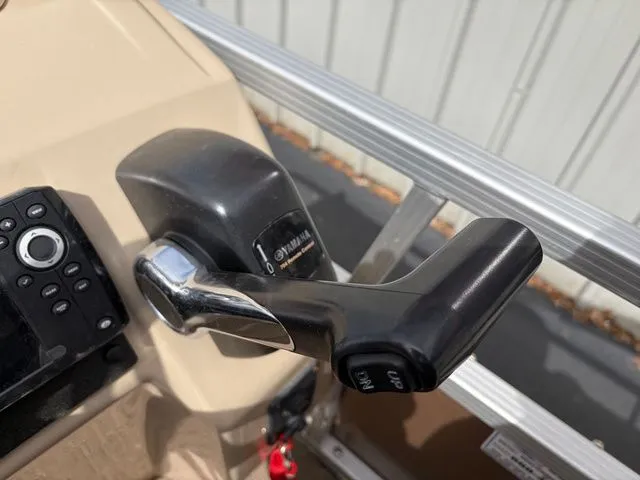 Slide: The Image of Yamaha throttle lever on 2012 Bennington 20 SF boat. - 20