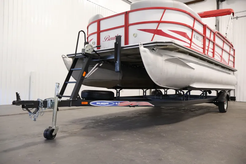 Slide: The Image of 2019 Bentley Pontoons 200 CRUISE on trailer in indoor storage. - 39