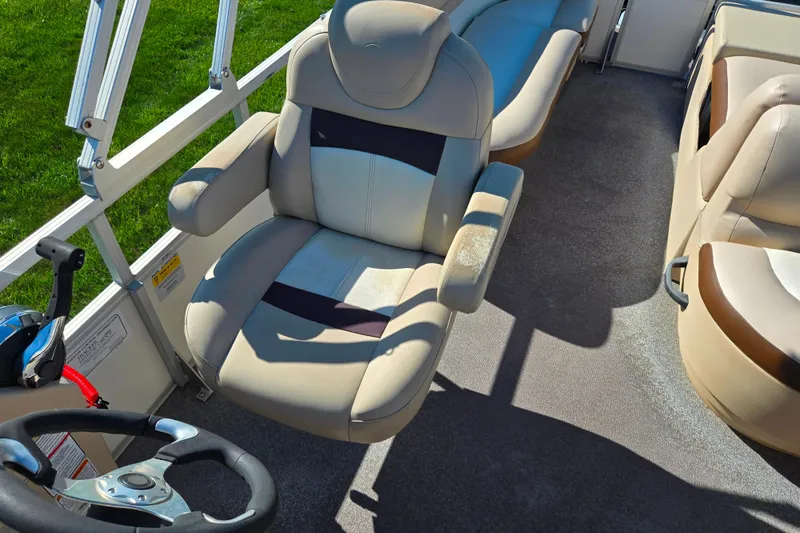 Slide: The Image of Captain's chair and controls on 2016 Sun Tracker Party Barge 24 DLX pontoon boat. - 14