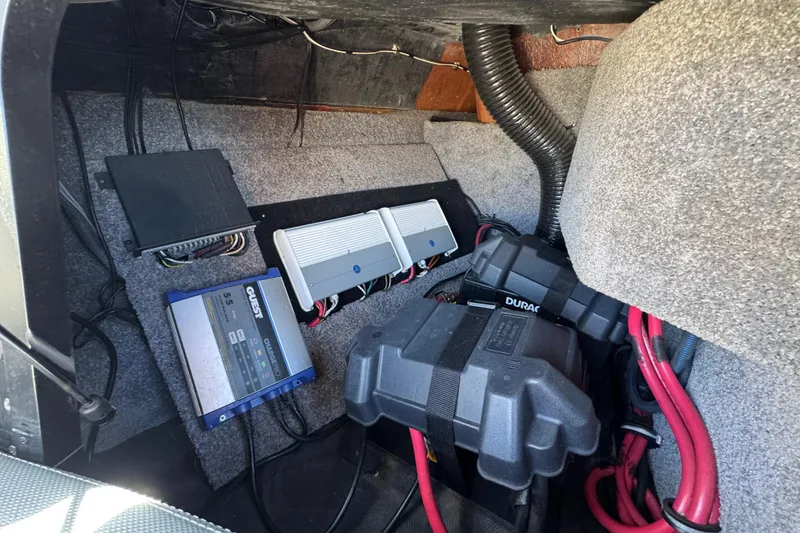 Slide: The Image of 2015 Malibu Wakesetter 247 LSV electrical components and battery setup. - 28