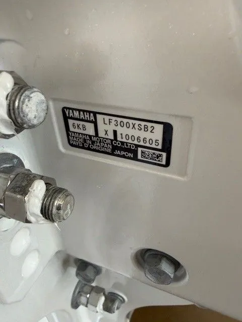 Slide: The Image of Yamaha engine plate on Everglades 285 Center Console 2026. - 14