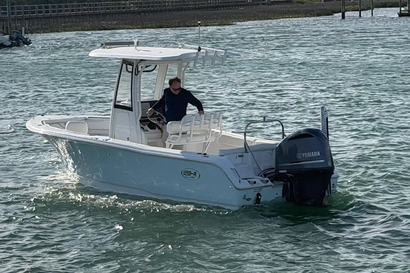 Slide: The Image of 2018 Sea Hunt Ultra 235 SE boat with Yamaha engine on water. - 12