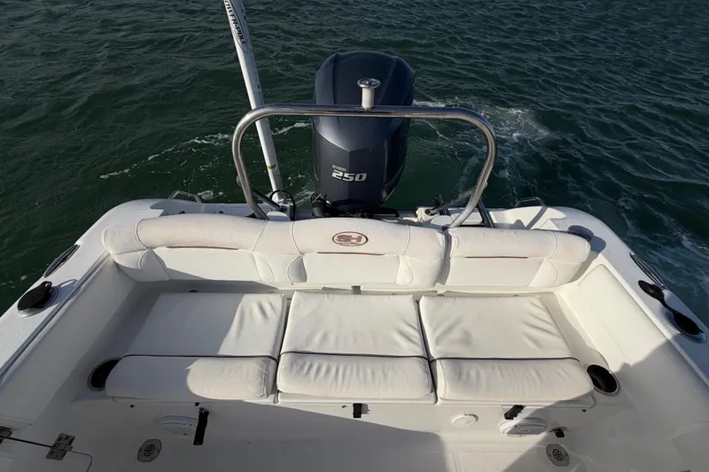 Slide: The Image of 2018 Sea Hunt Ultra 235 SE boat with Yamaha 250 engine, featuring comfortable seating. - 50