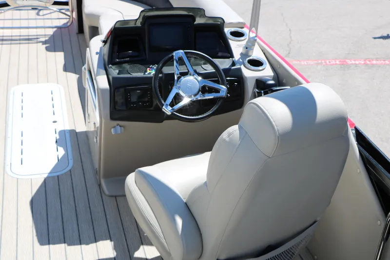 Slide: The Image of Captain's seat and helm of 2021 Silver Wave 2410 SW5 JS boat. - 46