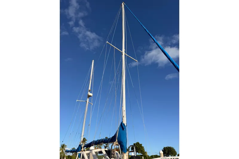 Slide: The Image of 1978 Morgan 452 sailboat mast against a clear blue sky. - 63