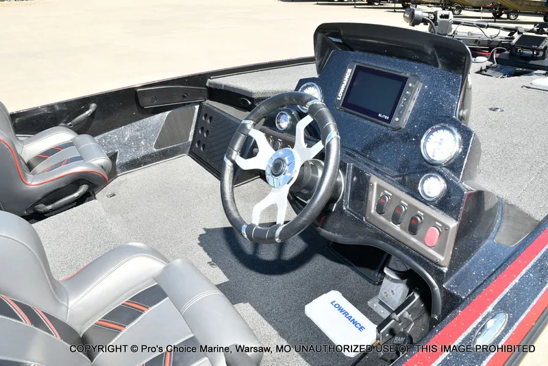 Slide: The Image of Interior of 2023 Nitro Z18 Pro boat with steering console. - 41