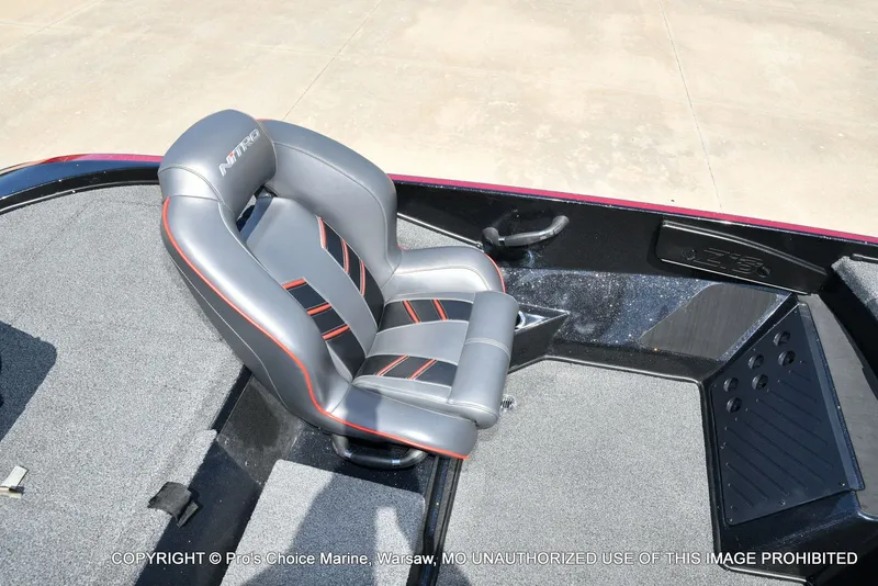 Slide: The Image of 2023 Nitro Z18 Pro boat seat with gray upholstery. - 49