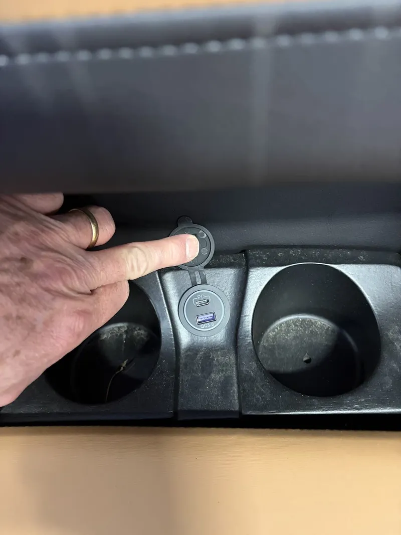 Slide: The Image of USB port in Sylvan L Series L-3 ULZ Platinum 2026. - 18