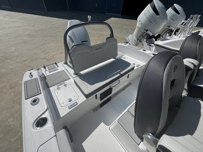 Slide: The Image of Sea Pro 245FLX R 2026 - 17