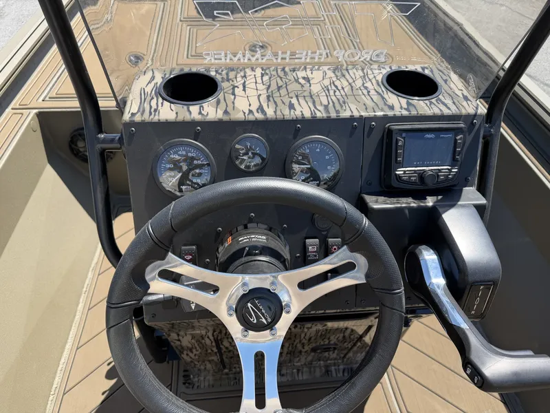 Slide: The Image of Dashboard of Thor LAKE HAMMER 1900 CC boat, model year 2026. - 8