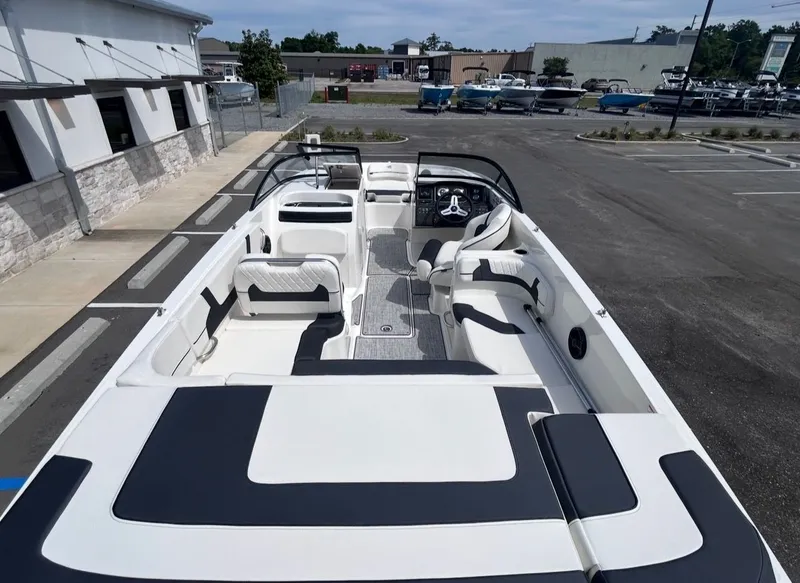 Slide: The Image of Bayliner VR6OB 2026 - 10