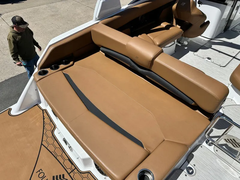 Slide: The Image of Four Winns HD5 2025 - 10