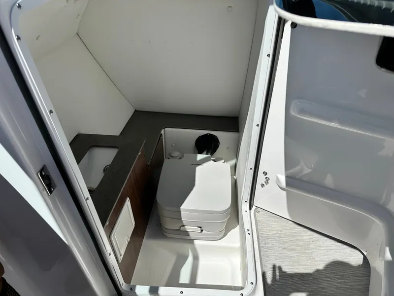 Slide: The Image of Four Winns HD5 2025 - 11