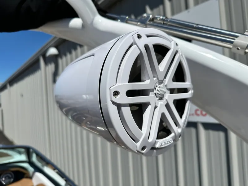 Slide: The Image of Four Winns HD5 2025 - 12