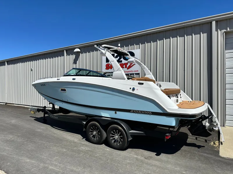 Slide: The Image of Four Winns HD5 2025 - 3