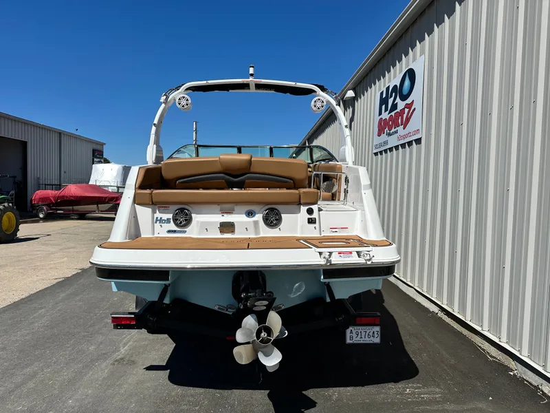 Slide: The Image of Four Winns HD5 2025 - 4