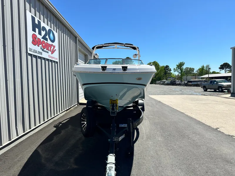 Slide: The Image of Four Winns HD5 2025 - 5