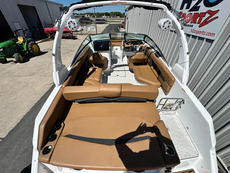 Slide: The Image of Four Winns HD5 2025 - 6