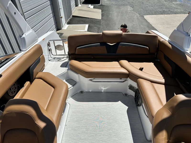 Slide: The Image of Four Winns HD5 2025 - 7