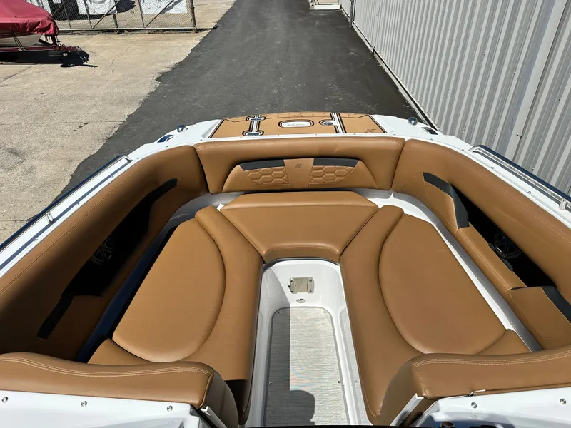 Slide: The Image of Four Winns HD5 2025 - 8