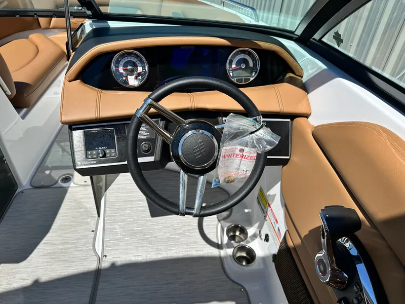 Slide: The Image of Four Winns HD5 2025 - 9