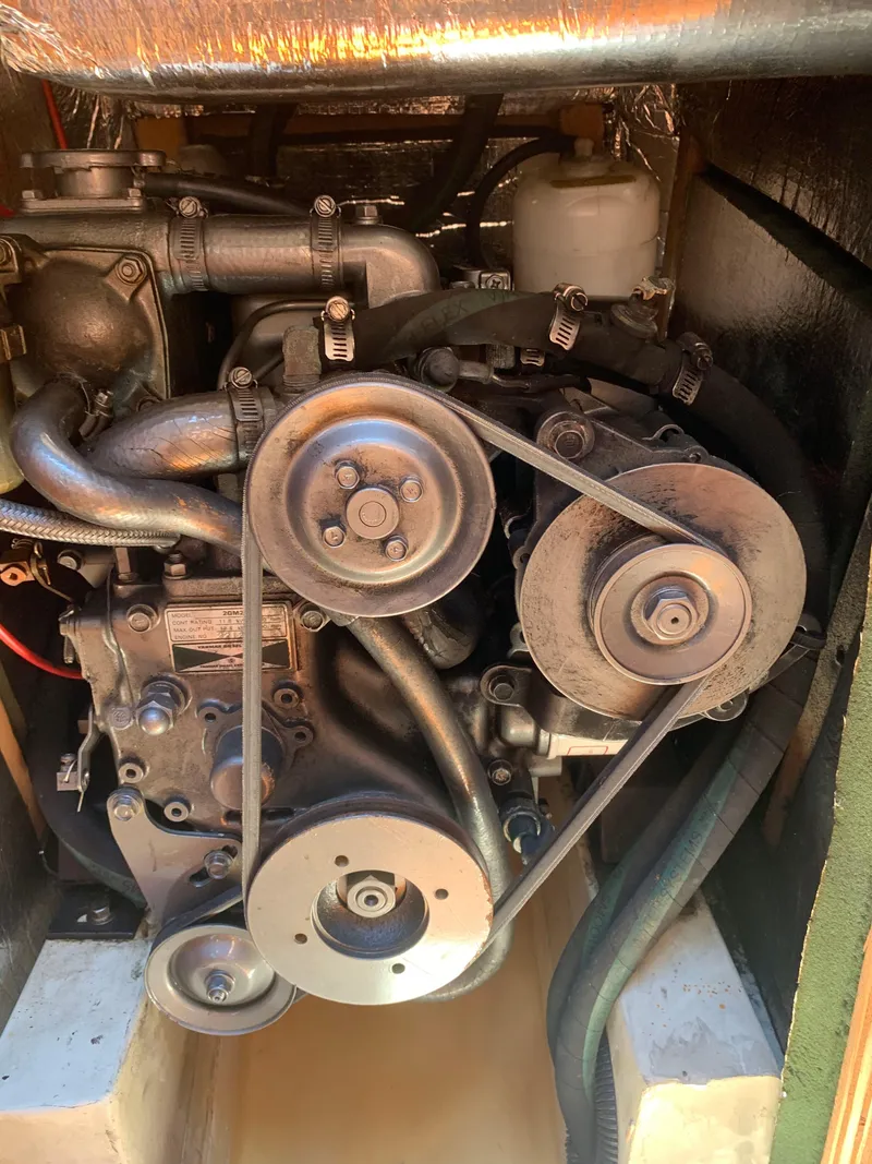 Slide: The Image of 1994 Hunter 29.5 engine with belt drive system. - 37