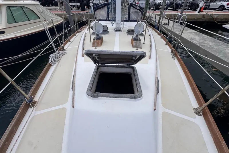 Slide: The Image of 1981 Gulfstar 44 Mk II Center Cockpit Sloop with open hatch at marina. - 39