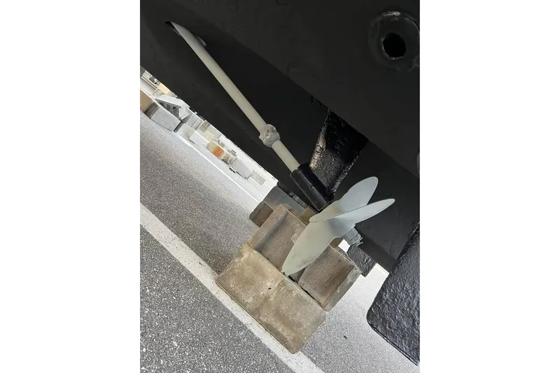 Slide: The Image of Propeller and shaft of 1997 Sea Ray Sundancer 330 on blocks. - 15