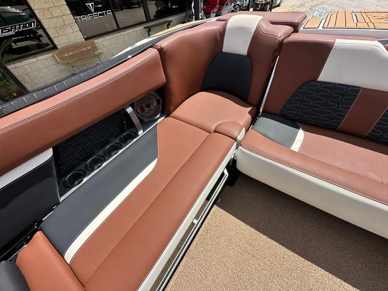 Slide: The Image of MasterCraft X24 2019 - 10