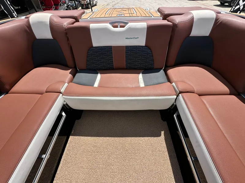 Slide: The Image of MasterCraft X24 2019 - 11