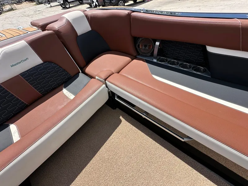 Slide: The Image of MasterCraft X24 2019 - 12