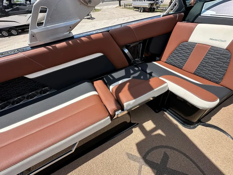 Slide: The Image of MasterCraft X24 2019 - 13