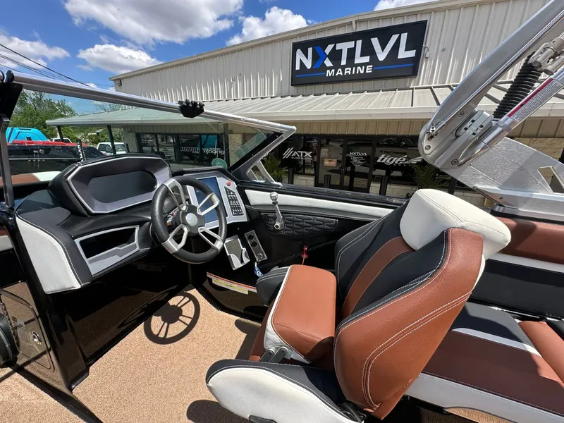 Slide: The Image of MasterCraft X24 2019 - 15