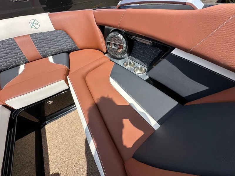 Slide: The Image of MasterCraft X24 2019 - 19