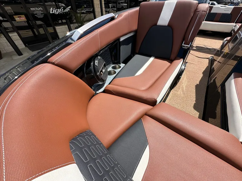 Slide: The Image of MasterCraft X24 2019 - 20