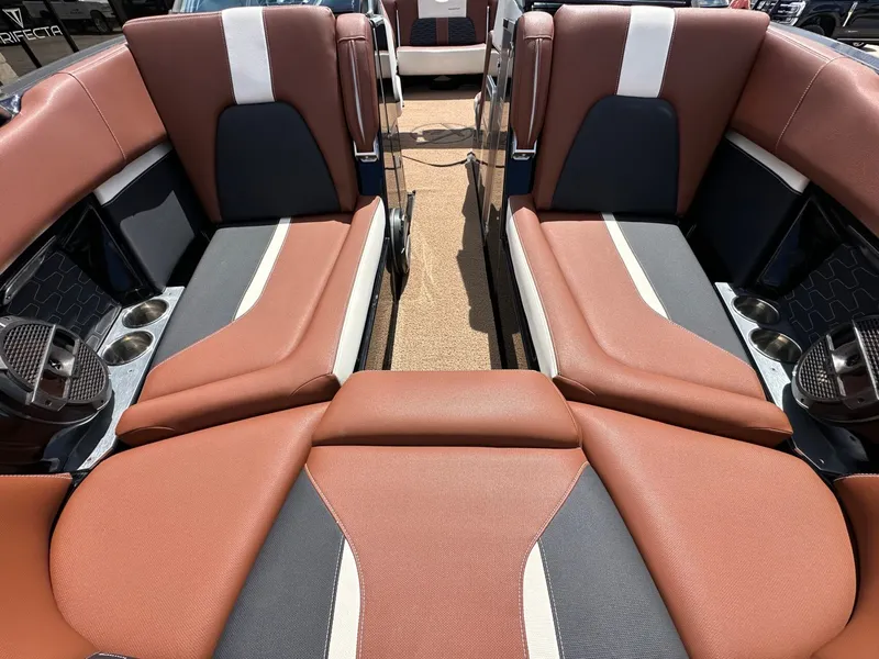 Slide: The Image of MasterCraft X24 2019 - 21