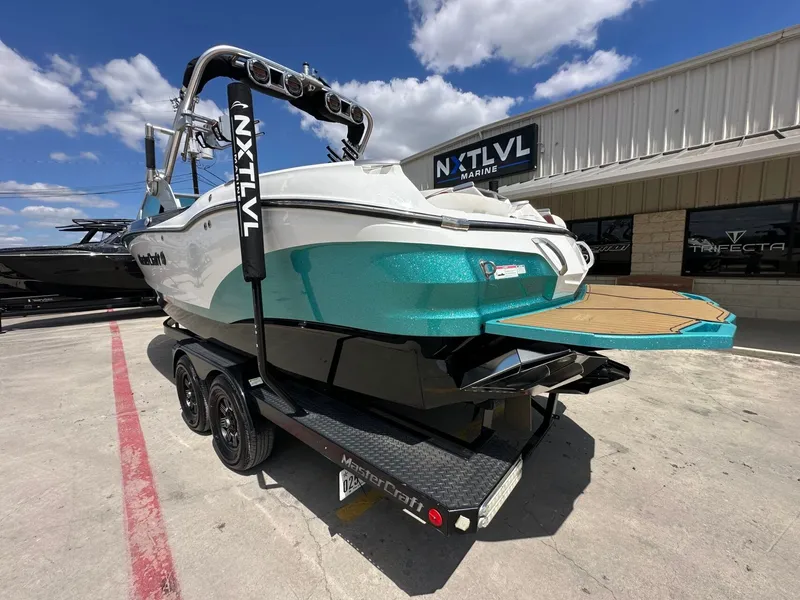 Slide: The Image of MasterCraft X24 2019 - 3