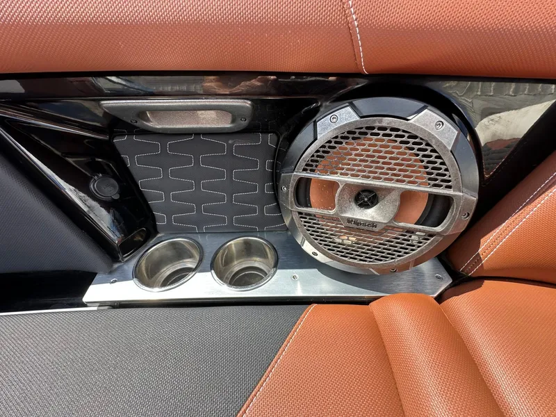 Slide: The Image of MasterCraft X24 2019 - 32