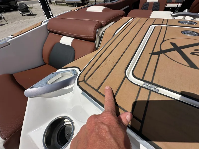 Slide: The Image of MasterCraft X24 2019 - 42