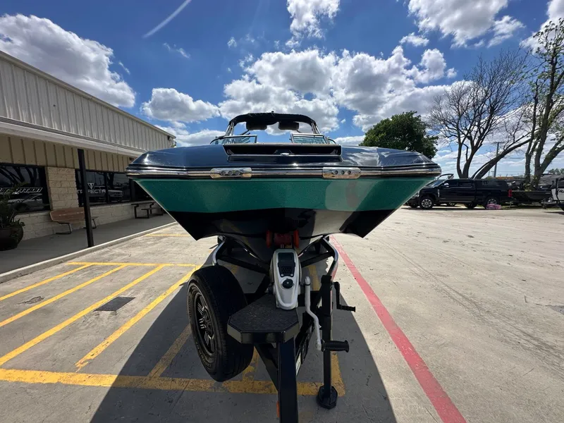 Slide: The Image of MasterCraft X24 2019 - 7