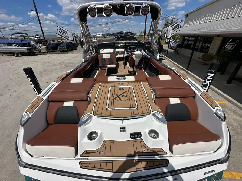 Slide: The Image of MasterCraft X24 2019 - 9