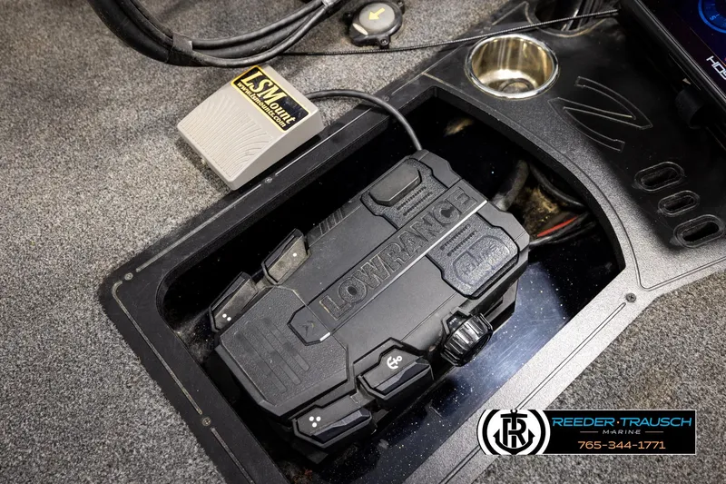 Slide: The Image of 2023 Ranger Z519 boat with Lowrance electronics and LSM Mount, showcased by Reeder-Trausch Marine. - 43