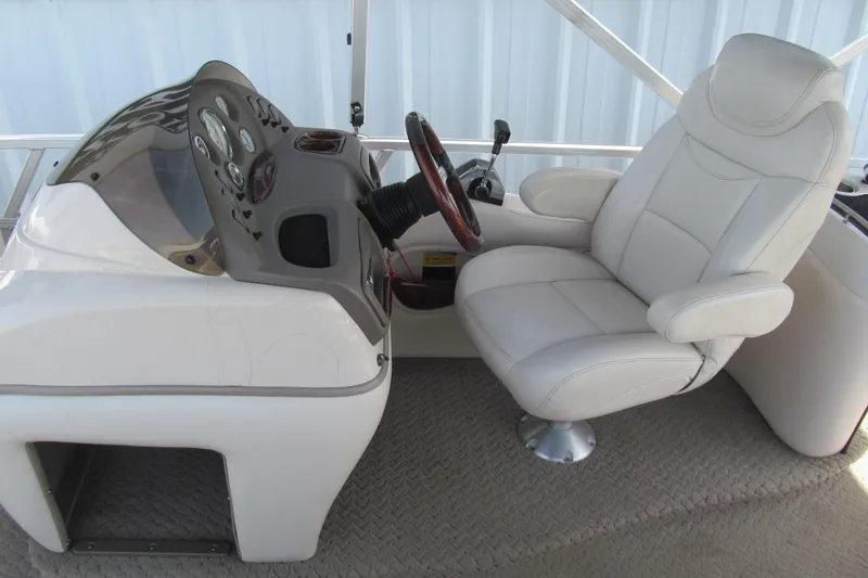 Slide: The Image of Captain's chair and helm of 2008 Sun Tracker Party Barge 25 Regency Edition. - 12