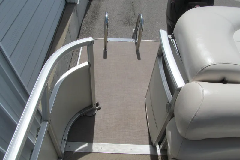 Slide: The Image of 2008 Sun Tracker Party Barge 25 Regency Edition deck with seating and railing. - 15