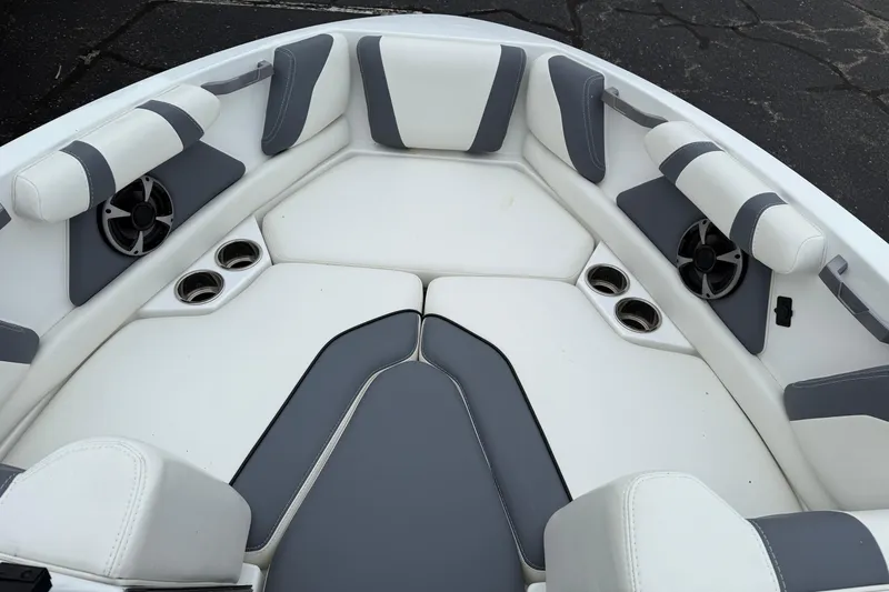 Slide: The Image of Interior of 2021 Malibu Wakesetter 21 VLX boat with white and gray seating. - 28