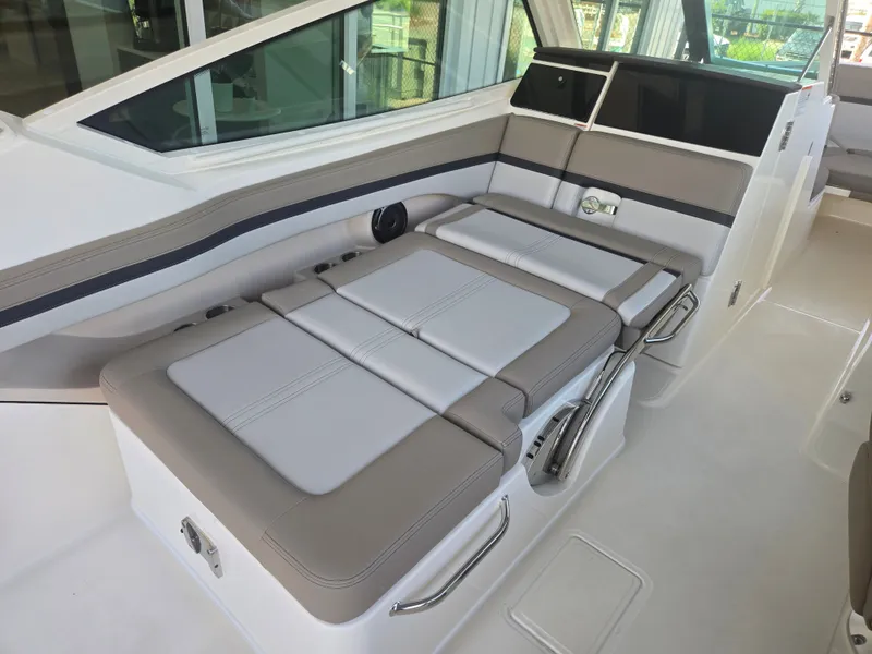 Slide: The Image of Boston Whaler 280 Vantage 2027 - 10