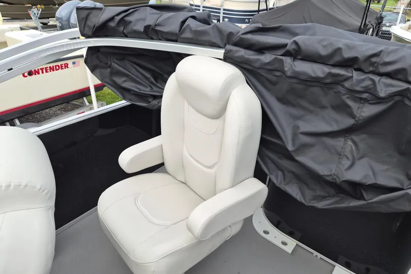 Slide: The Image of White captain's chair on 2025 Sylvan Mirage Fish 8522 Party Fish boat. - 12