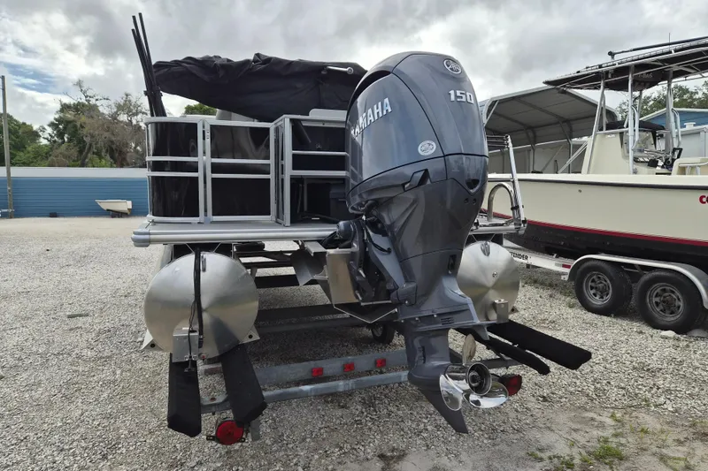 Slide: The Image of 2025 Sylvan Mirage Fish 8522 Party Fish 4.0 pontoon boat with Yamaha 150 outboard motor. - 16