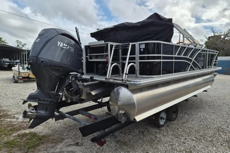 Slide: The Image of 2025 Sylvan Mirage Fish 8522 Party Fish 4.0 pontoon boat with Yamaha outboard motor. - 17