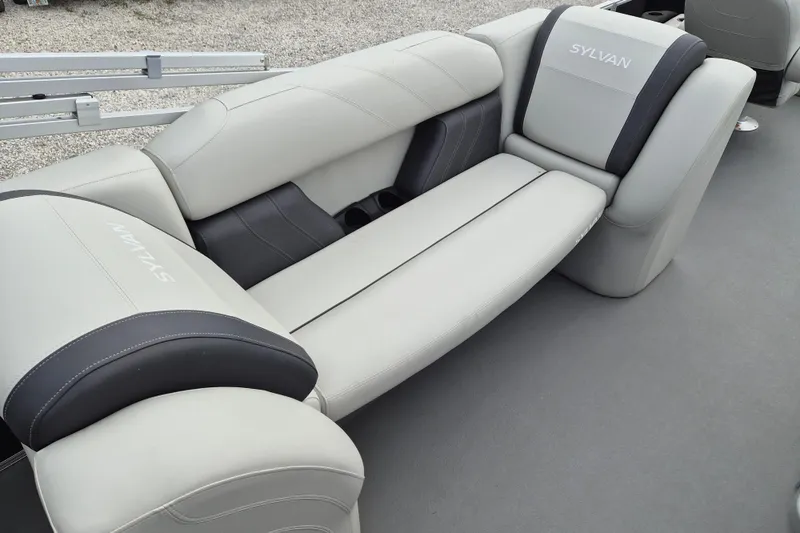 Slide: The Image of Luxurious seating on 2025 Sylvan Mirage Fish 8522 Party Fish 4.0 boat. - 9